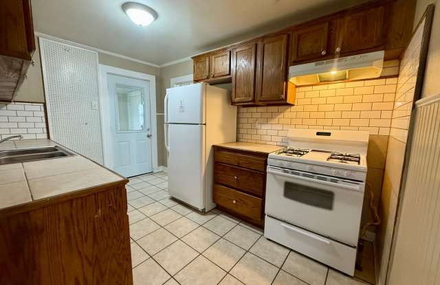 Charming 2 Bedroom 1 Bathroom Home for Rent! - 835 Iris Street, Baton Rouge, LA 70802