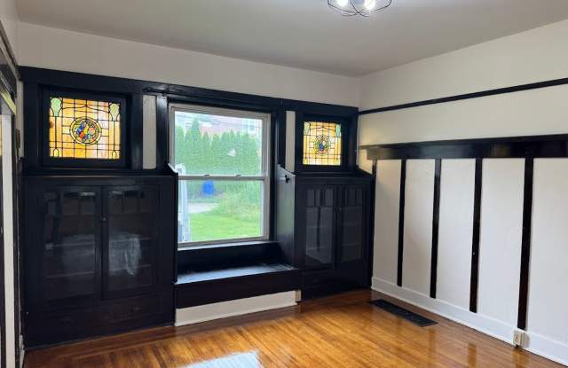 Renovated 3-Bedroom House with Air Conditioning Gallery 1