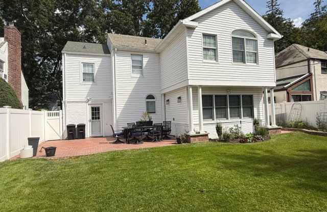 Mint 4 Bedroom/2.5 Bath Colonial Home in Valley Stream! Gallery 3