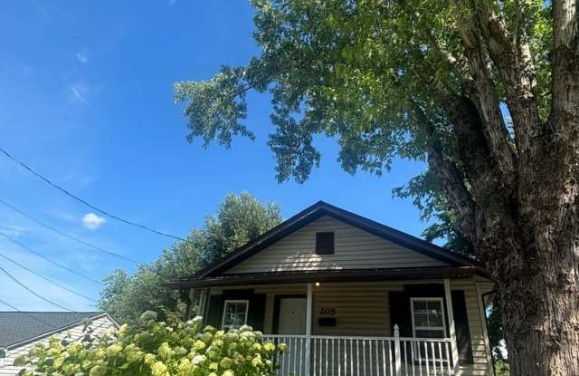 Charming 2 bedroom/1 Bath Home in Desirable Area $1350 photos photos