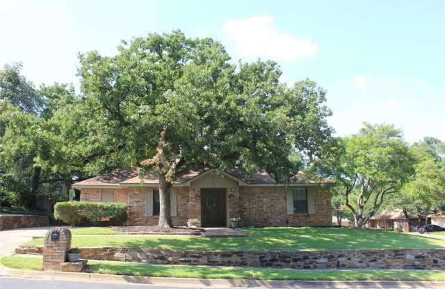 900 Spring Oak Court - 900 Spring Oak Court, Euless, TX 76039
