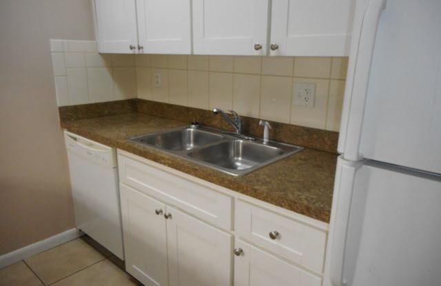 2 Bedroom 1 Bath – 661 NE 26th Court-Unit C - Cypress Villas Gallery 2
