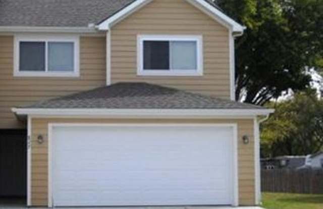 Charming Townhome, Prime Location, Cozy Living - 827 Whitetail Court, Junction City, KS 66441