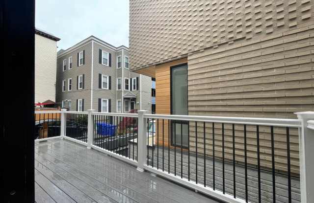 Gorgeous 4 bed in Brookline Village Gallery 3