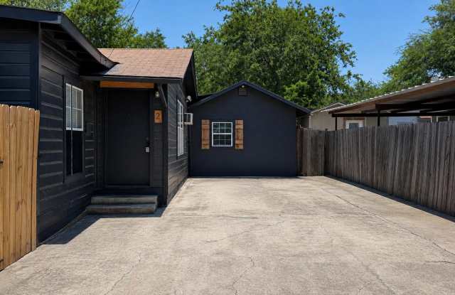 3011 West César E Chávez Boulevard - 2 photos photos
