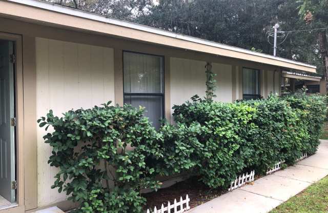 MOVE IN NOW!! NEW VINYL PLANK FLOORING IN BEDROOMS- COZY 2 BEDROOMS 1 BATHROOM HOME ON SPACIOUS FENCED IN LOT!! NEWER A/C!! Gallery 3