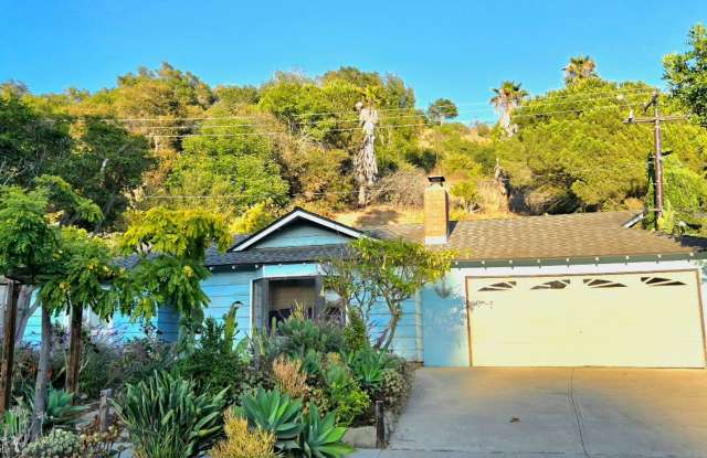 Single level 3 bed, 2 bath home centrally located for pets and people. - 1074 Via Regina, Santa Barbara County, CA 93111