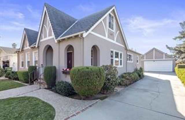 Beautiful Home in Quaint Neighborhood photos photos