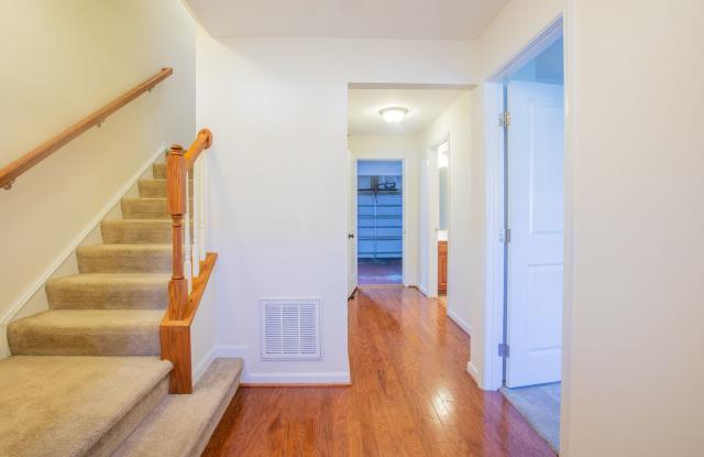 Amazing 5 BR/4.5 BA Townhome in Greenbelt! Gallery 3