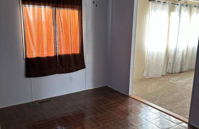 406 W Walnut Gallery 4