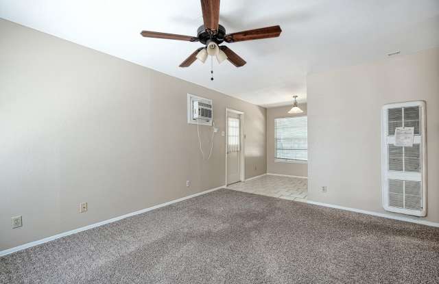 Cute 3/1 with carport! Gallery 3
