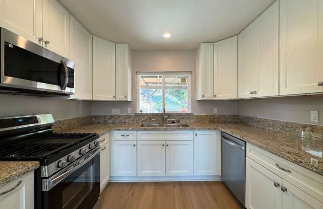 Upgraded 4 Bedroom 2 Bath House with Solar, Central A/C, Large Back Yard Gallery 4