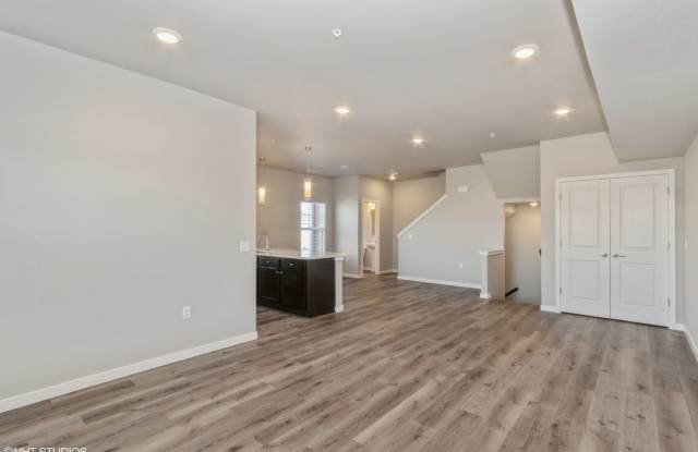 Big Ben Townhomes - 3 Bedroom/2.5 Bathroom Gallery 3
