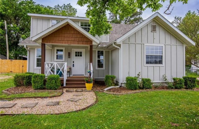 718  W Maple  ST - 718 West Maple Street, Rogers, AR 72756