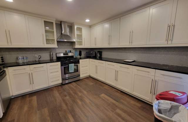Spacious and newly renovated 3 bed 2 bath on Boulevard! Gallery 4