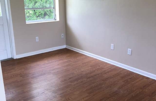 1ST MONTH FREE RENT 2 Bed 1 Bath Home | Pet Friendly | Washer Dryer Hook Ups | Section 8 Welcome Gallery 4