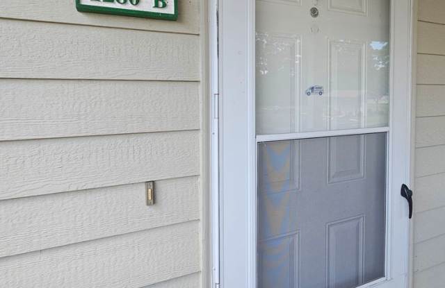 2BR/2BA End Unit with Screened Balcony Gallery 4