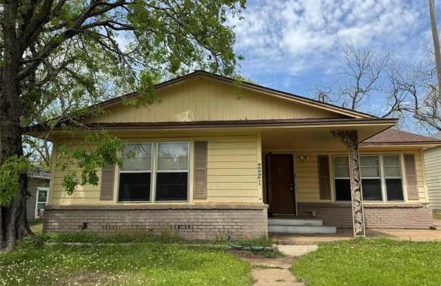 221 W Monterey Street - 221 West Monterey Street, Denison, TX 75020