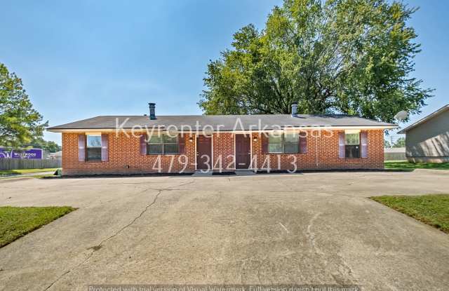 Cozy 2 Bedroom Duplex with Fireplace & Spacious Backyard! Gallery 3