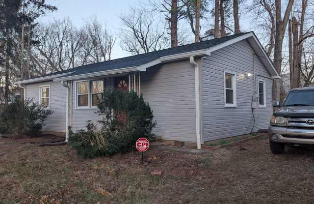 2 bedroom 1 bath home near Lake Julian in Arden, convenient location. photos photos