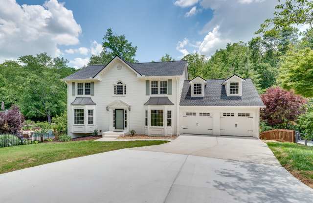 Gorgeous Fully Restored 4/2.5 w/ Finished Basement & Amazing Backyard! Gallery 3