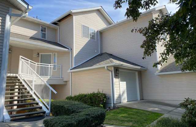 Spacious Townhome - Dual Master Bedrooms and Convenient Location - 2055 South 368th Place, Federal Way, WA 98003