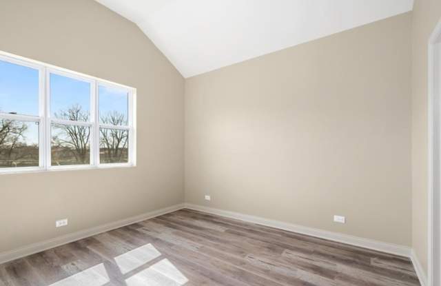 Spacious 3BR Duplex in Chicago Gallery 4