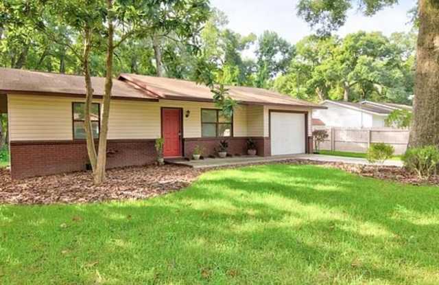 Welcome to this cozy 2-bedroom, 1-bathroom home located at 11907 NW 147th Pl in Alachua, FL. photos photos