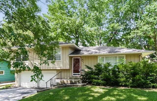 13620 Applewood Drive - 13620 Applewood Drive, Grandview, MO 64030