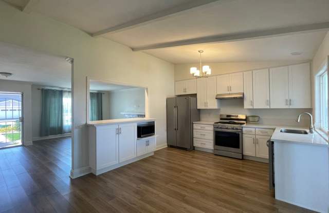 Upgraded 3 Bed, 2 Bath with large family room! photos photos