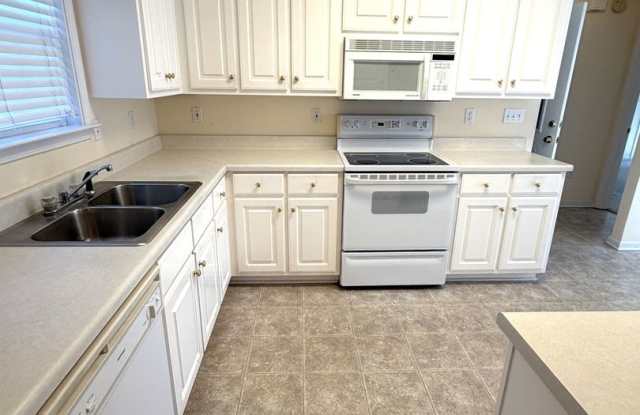 4 bedroom 2 bath house on large lot Gallery 4