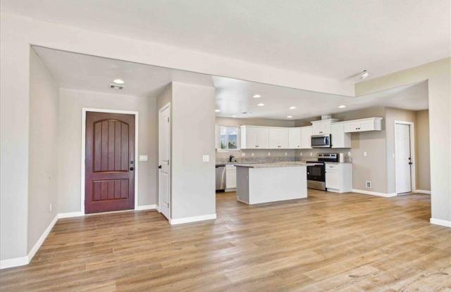 2101 E Dandelion Street Gallery 4