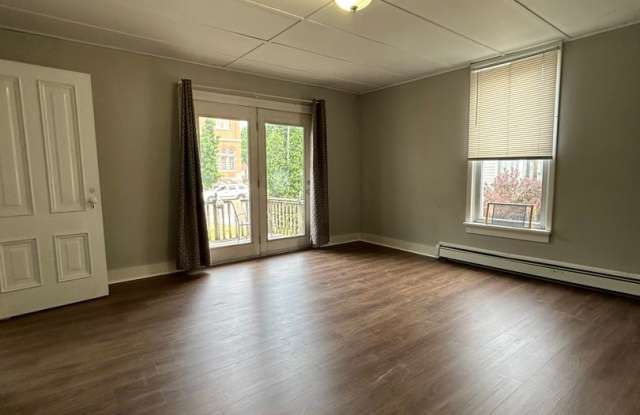 3 Bedroom Apartment Near UW-La Crosse with Off-Street Parking Gallery 2