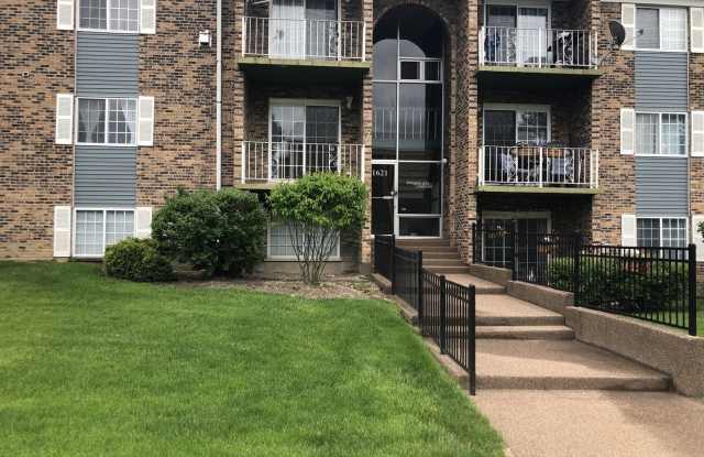 1621 N Windsor Drive - 1621 North Windsor Drive, Arlington Heights, IL 60004