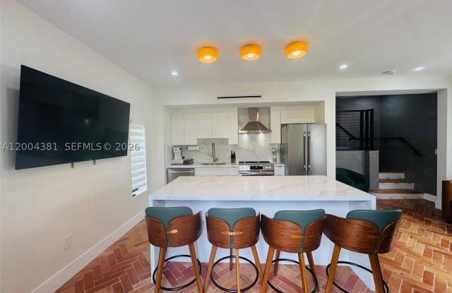 905 SW 13th Ct Gallery 2