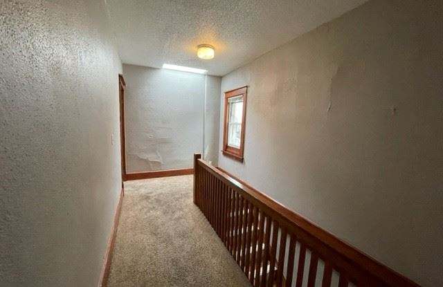 210 N Linn St Apt 1 Gallery 2