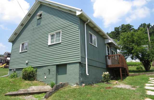 Newly updated 3 bedroom, 1 bathroom house. $775.00/month plus utilities. - 1660 Nixon Avenue, Indiana, PA 15701
