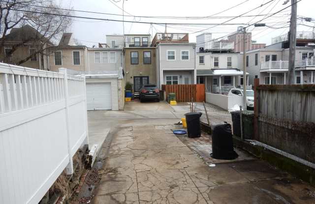 927 S CLINTON STREET Gallery 3