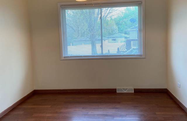 250 East Maple Drive Gallery 3