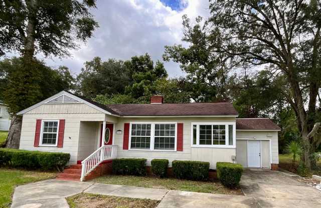 Adorable 2/1 Brick Home in Marianna Gallery 1
