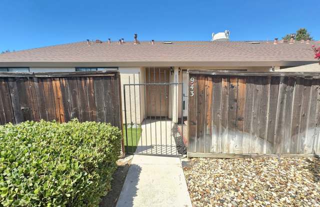 Single story beauty! 2 bedroom, 1.5 bath home in well maintained gated community - 943 Villa Terrace, Brentwood, CA 94513