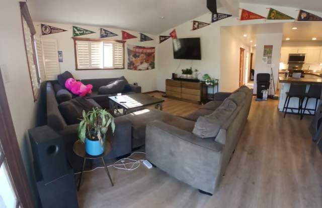 9 bed, 6 bath home that's a stone's throw to Grand Ave entrance Gallery 1