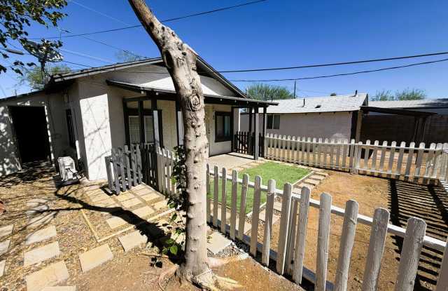 Remodeled Stand Alone House with Private Yard! Gallery 4