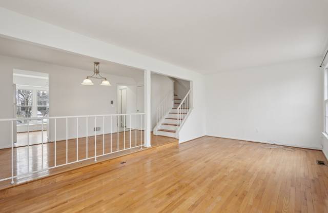 Charming & Updated Townhome in Prime Fairfax Location! Gallery 4