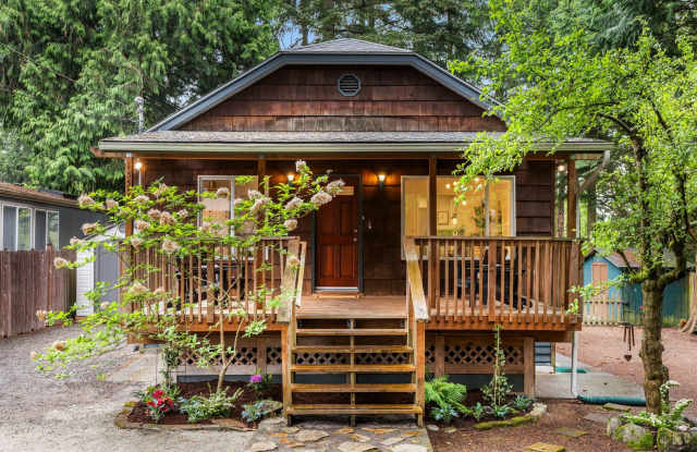 Charming 3 Bed / 1.75 Bath Craftsman-Style Home in Shoreline photos photos