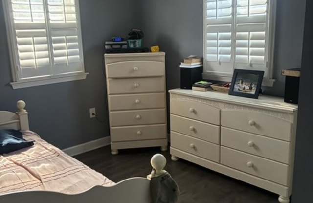 Spacious 3-Bedroom Home 1st Floor in a Water-Privileged Pasadena Community Gallery 4