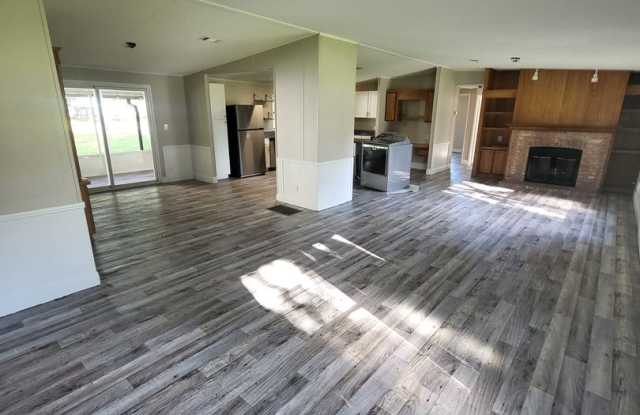 Remodeled 3 bed 2 bath 1,628 sq ft home with Granite Countertops Gallery 4