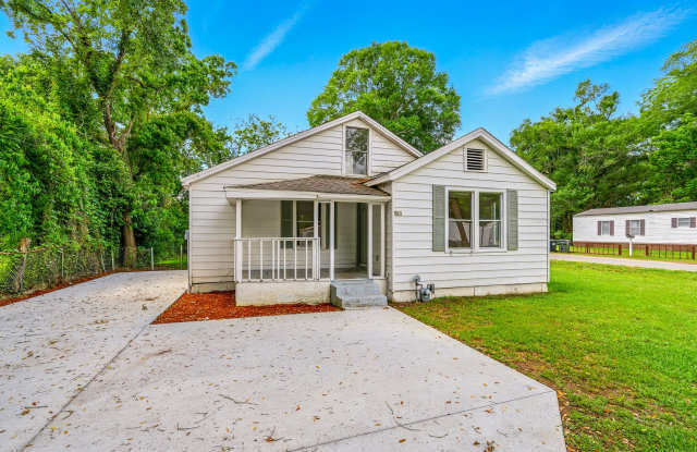 Remodeled 3 Bed/2 Bath Home with Bonus Upper Room Near Booming 9 Mile Rd Hub - 61 East Ensley Street, Ensley, FL 32534