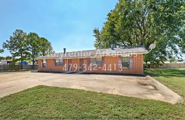 Cozy 2 Bedroom Duplex with Fireplace & Spacious Backyard! Gallery 2