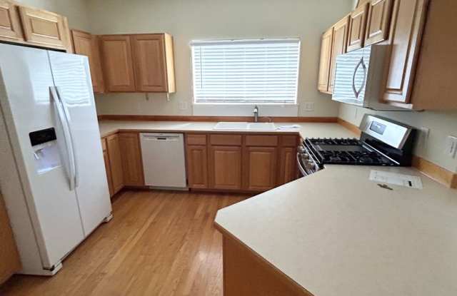 Elegant 3 Bed + Loft + Bonus End Unit in Rosewood Commons – 3-Car Garage, Prime Location photos photos